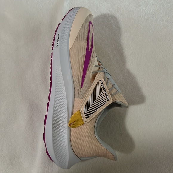 Women’s Nike Pegasus Flyease running shoe - Picture 4 of 6